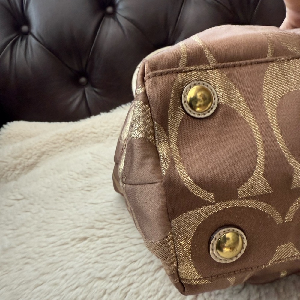 $25 TODAY ONLY ๐บ๐ธ Coach GUC Gold Brown Bag Big Interior *Pics for Minor Callouts - Picture 6 of 8